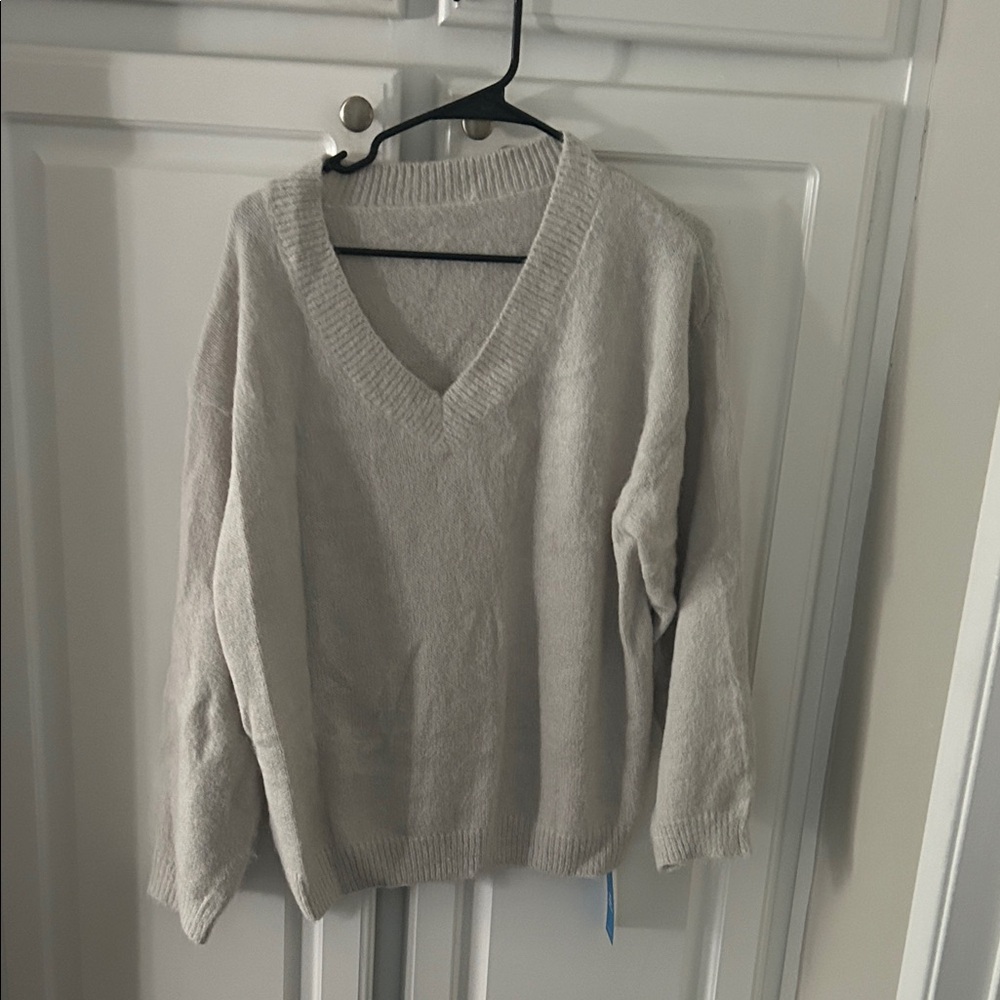 Cozy V-Neck Sweater - Light Gray